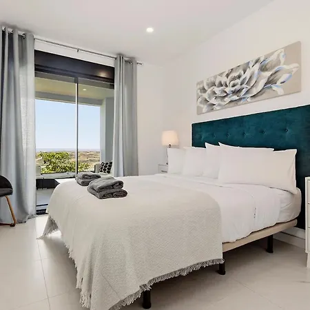 3 Bedroom Flat, Pool & Sea Views At Hills Εστεπόνα