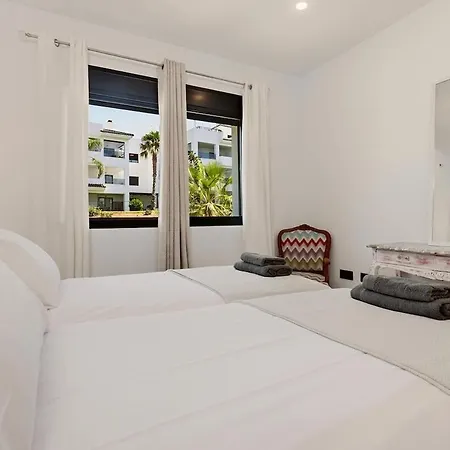 3 Bedroom Flat, Pool & Sea Views At Hills *