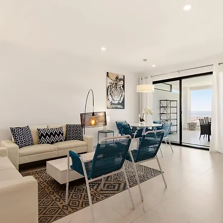3 Bedroom Flat, Pool & Sea Views At Hills Εστεπόνα